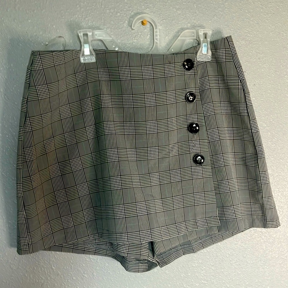 Cute plaid grey and white skort !